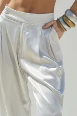 Pantalón de vestir plateado, de corte palazzo y tiro alto.