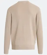 Suéter masculino de corte slim confeccionado en tejido de punto color beige. Presenta un diseño de rayas horizontales contrastantes en el pecho en tonos marrón y azul marino, cuello redondo, mangas largas y terminaciones en rib en puños y bajo.