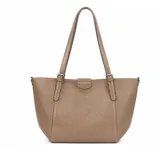 Cartera tipo tote de cuero con textura granulada, color marrón claro. Presenta doble asa larga ajustable con hebillas metálicas y cierre central con solapa.