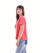 Remera de cuello redondo y manga corta, con corte clásico y ajuste holgado.