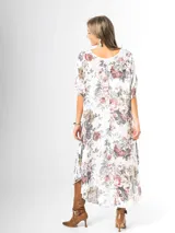 Vestido midi de gasa blanca con estampado floral chintz en tonos rosa y gris, de corte amplio y liviano.
