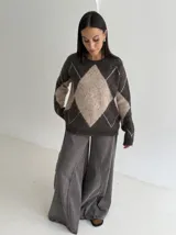 Sweater de tejido de punto con diseño de rombos en tonos chocolate y beige, de corte holgado y manga larga.