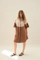 Camisa larga de lino con diseño bicolor en tonos beige y marrón, cuello mao y mangas cortas.