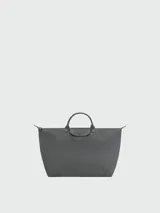 Bolso de viaje grande Longchamp modelo Le Pliage, color negro, confeccionado en nylon con detalles de cuero en las asas y solapa frontal con cierre de botón a presión.