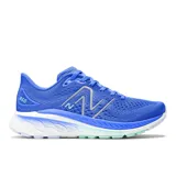 Championes de running New Balance modelo 860, color azul con logo plateado y suela blanca con detalles en celeste.
