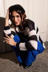 Sweater ligero bicolor con detalles a contratono y costuras tipo zigzag.