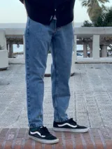 Pantalón de jean celeste de corte recto.