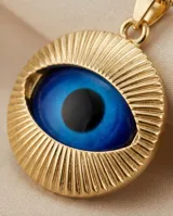 Cadena de acero con baño de oro y dije circular de bronce con diseño de ojo turco en tonos azules.