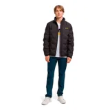 Chaqueta acolchada negra con cierre frontal completo, cuello alto y parche de silicona con el logotipo de la marca en el pecho. Presenta diseño con costuras selladas, bolsillos laterales y ribetes elásticos en puños y dobladillo.