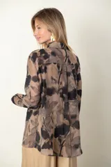 Camisa estampada en tonos visón, beige y negro, de corte clásico y manga larga.