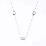 Collar plateado con cadena fina y tres dijes rectangulares con incrustaciones de cristal.