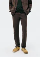 Pantalón de sarga color marrón, de corte recto, con bolsillos laterales y traseros.