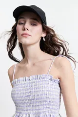 Blusa de algodón a cuadros color celeste y rosado, con escote recto, breteles finos y fruncido en el cuerpo.