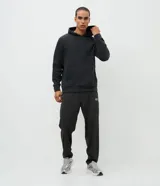 Buzo deportivo de hombre confeccionado en tejido polar (fleece) de color gris oscuro. Presenta capucha con cordones ajustables, bolsillo tipo canguro frontal, mangas largas con puños ajustados y bajo elástico. Su diseño es cerrado y cuenta con una textura suave y cálida ideal para el invierno.