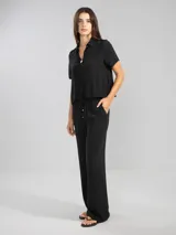 Camisa marrón de manga corta en crepé de viscosa suave, con cuello camisero y detalle floral en la botonadura central.