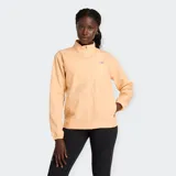 Campera deportiva New Balance de manga larga, color salmón claro, con cuello alto y cierre frontal. Presenta un pequeño logo reflectante en el pecho.