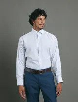 Camisa de vestir de manga larga con cuello clásico y cierre frontal de botones. Presenta un estampado de micro puntos en tonos blanco y azul.