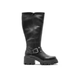 Bota de caña alta color negro, confeccionada en cuero sintético, con suela track de goma y taco cuadrado. Presenta una tira decorativa con hebilla metálica en la zona del tobillo.