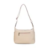 Bandolera de símil cuero color beige, con tres bolsillos frontales con cierre, un bolsillo trasero con cierre y bolsillos internos. Cuenta con una correa larga regulable.