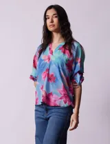 Blusa de gasa estampada marca Sioni, con cuello a la base y escote en V. Manga 3/4 con terminación fruncida.