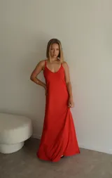 Vestido largo negro de viscosa, con escote en V y tirantes finos.