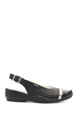 Zapato de cuero negro con talón descubierto, hebilla lateral y punta charolada con aplique plateado.