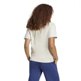 Remera de mujer Adidas Essentials Small Logo, color beige, con cuello redondo, mangas cortas y pequeño logo bordado en el centro del pecho.