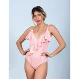 Malla enteriza de lycra color rosado, con diseño acanalado, escote en V y volado cruzado desde el hombro hasta la cadera. Cuenta con tirantes finos ajustables.