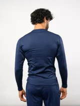 Remera térmica de manga larga Umbro, color azul marino, con cuello redondo y logo de la marca estampado en el pecho.