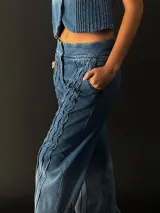 Pantalón babucha de jean con corte a la cintura y piernas amplias y rectas con textura vertical. Presenta elástico y broches inferiores en el puño.
