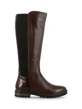 Bota alta de cuero marrón con elásticos laterales negros, talón con textura efecto reptil y suela track.