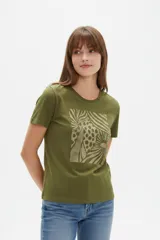 Remera de algodón verde militar con cuello redondo y diseño gráfico estampado en el pecho.
