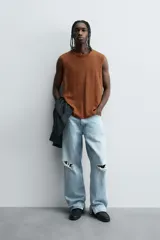 Camiseta sin mangas (tank top) de corte relajado, color marrón óxido, con cuello redondo y sisa ancha.