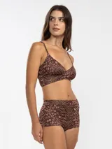 Top de bikini marrón con estampado animal print, diseño cruzado en el frente y tirantes finos.