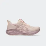Championes de running Asics Novablast 5, color rosado con suela de plataforma geométrica en tono más oscuro. Presentan capellada de malla jacquard transpirable y sistema de amortiguación FF BLAST MAX.