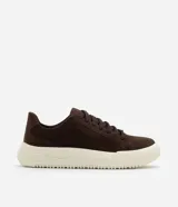 Championes de estilo casual con capellada de gamuza sintética en color marrón oscuro y suela de plataforma en tono crema con diseño estriado.