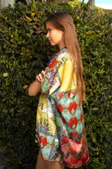 Camisola estampada multicolor de seda, con cuello camisero, mangas cortas y calce holgado.