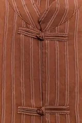 Camisa de viscosa de la colección ZW de Zara, con diseño de rayas verticales, cuello mao y cierre frontal con alamares. Tiene mangas largas y bolsillos frontales de parche.