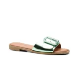 Sandalia casual Korium color rosa metalizado, con tira ancha sobre el empeine adornada con hebilla rectangular.