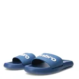 Sandalia tipo slide marca Umbro, color azul, con banda superior ancha que presenta el logo de la marca en relieve color blanco.