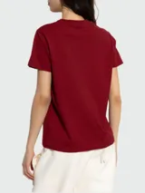 Remera Moncler de manga corta y cuello redondo, color bordó, con el nombre de la marca bordado en relieve en el pecho.