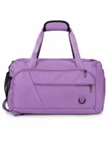 Bolso deportivo multifuncional color lila, convertible en mochila. Cuenta con compartimento principal con cierre, bolsillo frontal con cremallera, bolsillo lateral de red y asas reforzadas con protección acolchada.
