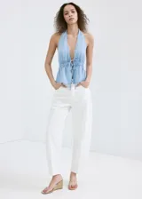 Top de denim suave color celeste con cuello halter, escote en V profundo y cordón ajustable en la cintura.