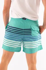 Short de baño azul con franjas horizontales en celeste y azul claro. Cuenta con cintura elástica ajustable con cordón, dos bolsillos laterales y uno trasero.