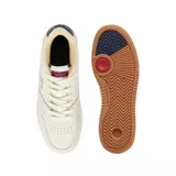 Championes urbanos Lacoste modelo L001 Set 224 2 SMA, color blanco hueso con detalles en azul marino y rojo. Presentan el logo de la marca bordado en el lateral y suela de goma color caramelo.