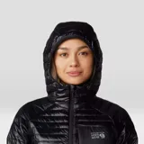 Campera técnica con capucha, de diseño acolchado y acabado brillante en color negro. Cuenta con cierre frontal completo, bolsillo con cremallera en el pecho, bolsillos laterales y puños elásticos. Fabricada con tejido antidesgarro de nailon y aislamiento sintético ThermaCloud AF.