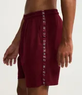 Bermuda deportiva bordó de tecnología dry, con cintura elástica, cordón interno y estampa lettering lateral.