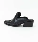 Zueco de cuero vacuno negro, con bordado de estilo texano, forro de cuero vacuno, taco de 6 cm y suela de cuero.