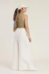 Remera musculosa negra de algodón.