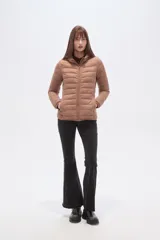 Campera puffer negra de nylon, con cierre frontal y cuello alto.